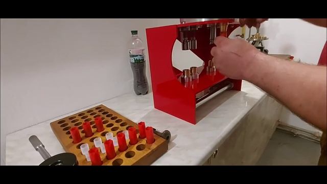 снаряжение патронов 12к. на самодельном станке.