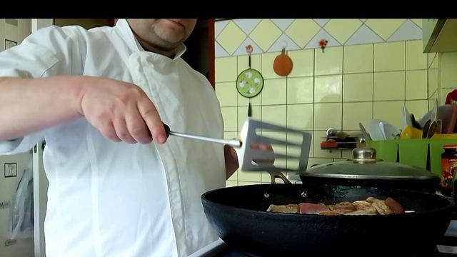 Готовим сочный , вкусный шашлычок с маринованным луком.