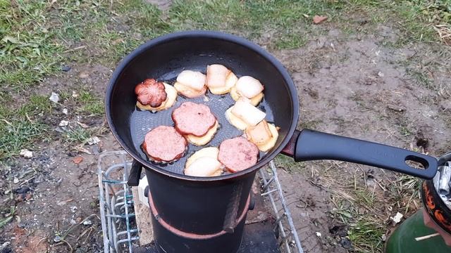 Картошка с салом и колбасой.