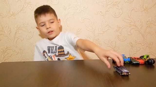 Распаковка машинок HotWheels - Lamborghini Urus и Ford Fireline