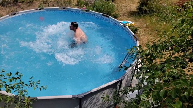 Замедленное Сальто в бассейне в чистой воде с перекисью водорода