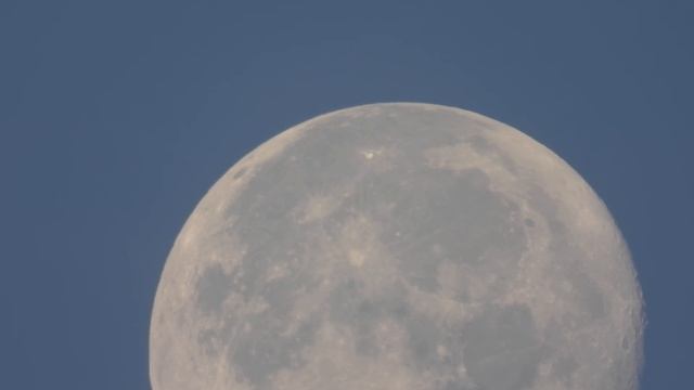 Луна при дневном освещении утром 24 августа 2021 садится к горизонту в Харькове