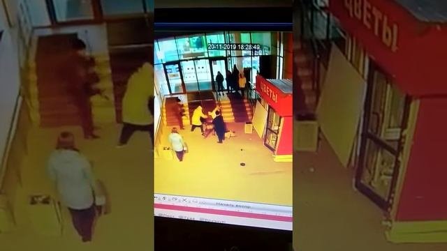 Охранник из Пятëрочки, против уличных бойцов кикбоксеров