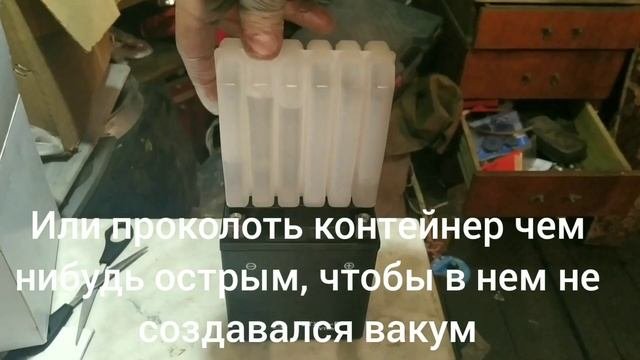 Приводим сухозаряженный мото аккумулятор с резервуаром  для кислоты  в рабочее состояние