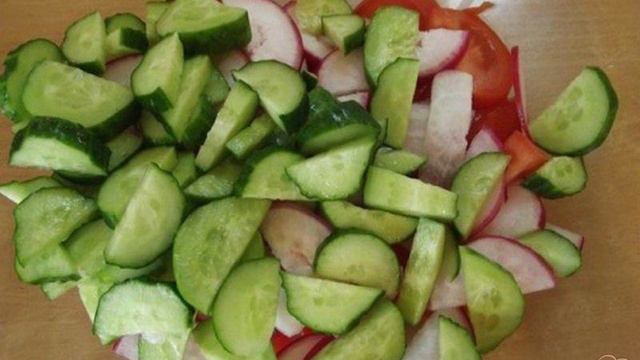 Салат овощной с оригинальным соусом
