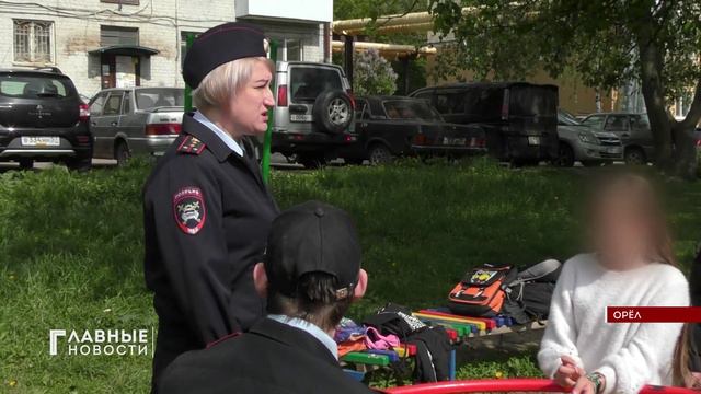 Орловские госавтоинспекторы вышли на тротуары, чтобы пообщаться с детьми.