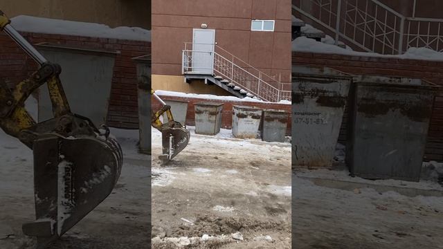 Уборка снега трактором в Хабаровске