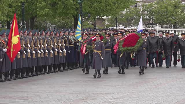 Члены коллегии МО России возложили венки и цветы к Могиле Неизвестного Солдата у Кремлевской стены