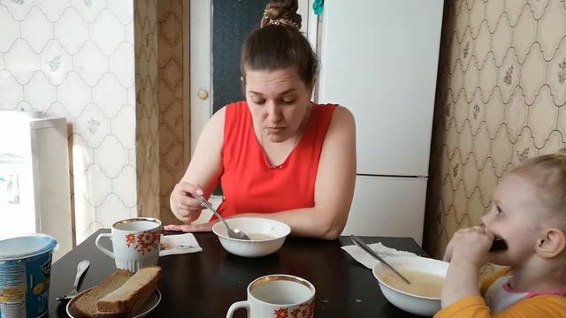 Мукбанг: Щи из молодой капусты с курицей и сметаной//Обед с дочкой
