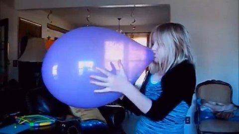 Blowing up a balloon until it pops - Надуваем огромный шарик пока не лопнет