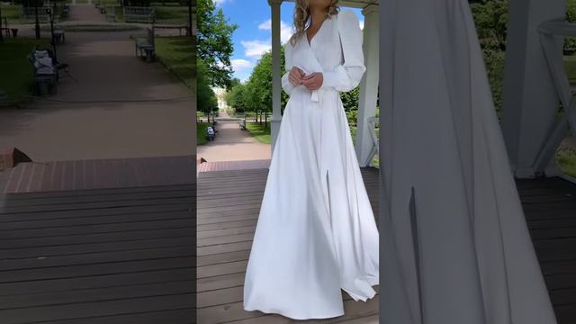 Шикарное белое длинное платье из шелка с разрезом по ноге