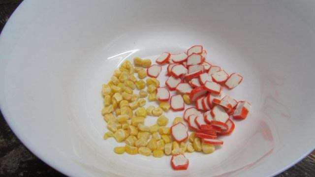 Салат из молодой капусты с кукурузой и крабовыми палочками