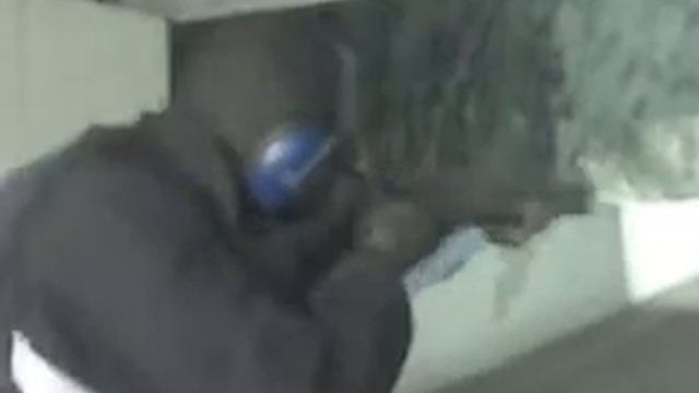 Greg Atirando Com A Carabina Calibre 12