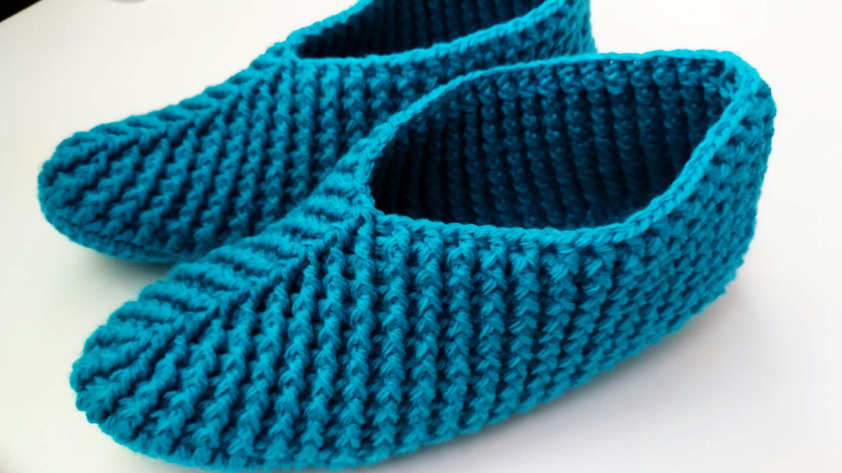 Их вяжут постоянно Тапочки следки крючком.