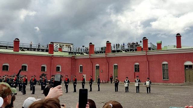 Развод почетного караула в Петропавловской крепости