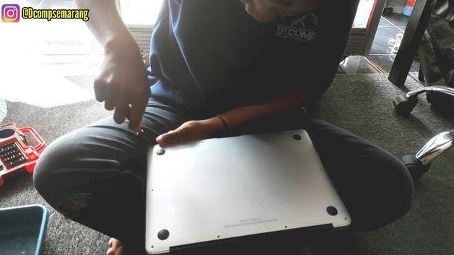 TUTORIAL BONGKAR MACBOOK AIR 2012 .