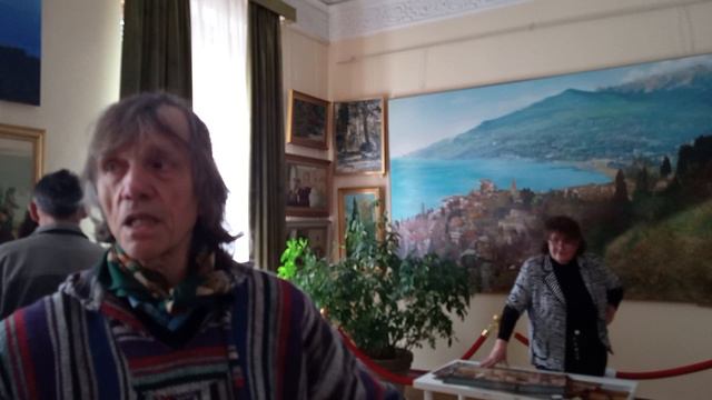 Художник Сергей Бочаров рассказывает о своих картинах в Ливадийском дворце-музее.