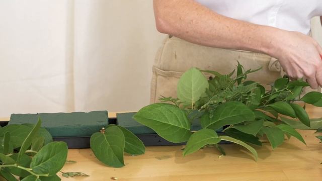 How To Make a Floral Runner Centerpiece with an Oasis Tray | Flower Moxie | DIY Wedding Flowers