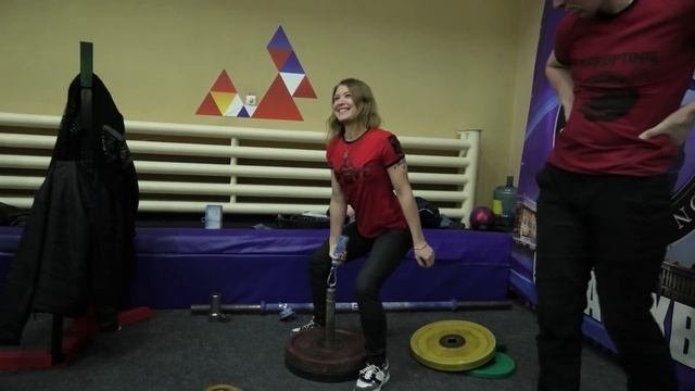 Армлифтинг. Девушка пробует поднять Эскалибур.