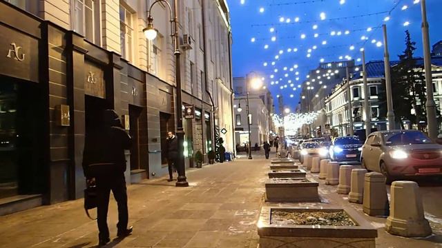 Стрит-ритейл: ул.Большая Дмитровка, 22с1 (16:30, пятница, 22 декабря 2017)