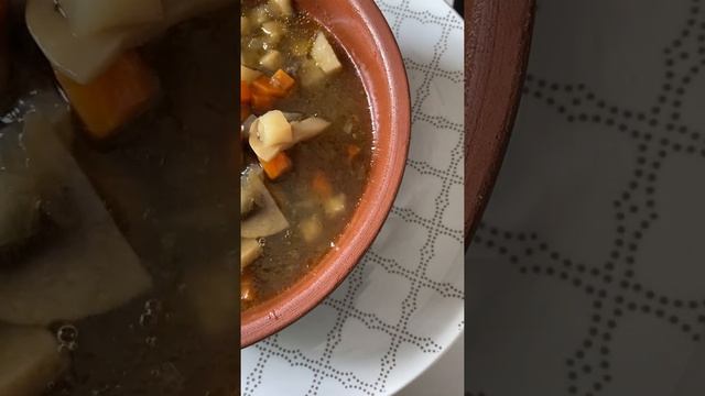 Грибная похлёбка и пирожок с грибами