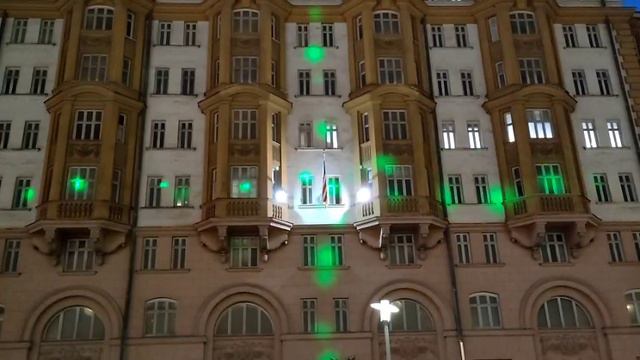 Вернуть США в прицел, чтобы победить — лазерная проекция на американском посольстве в Москве