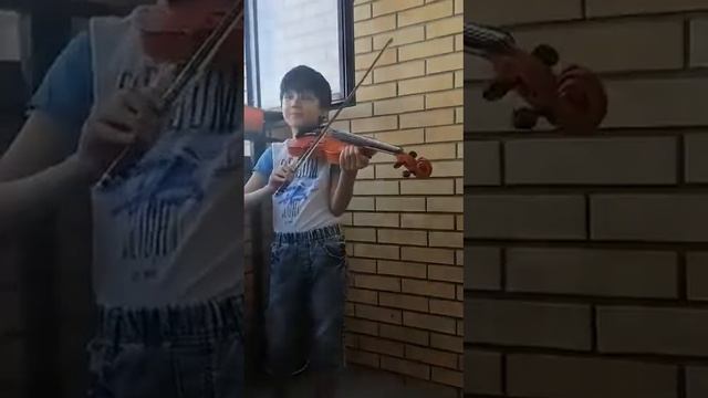 Играем на скрипке. Вернее получили первый урок у педагога