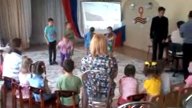 Дети из детского дома для инвалидов поют на Пасху.
