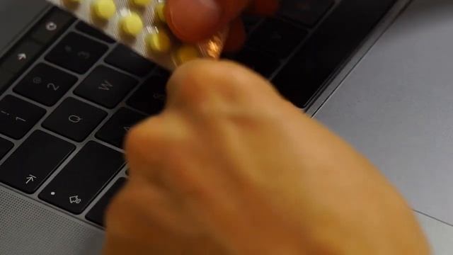 How to remove, replace or clean COMMAND KEY Macbook Pro 2019