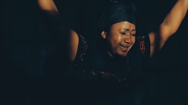 L'Or Mbongo - MA ROBE DE GLOIRE (Clip Officiel)