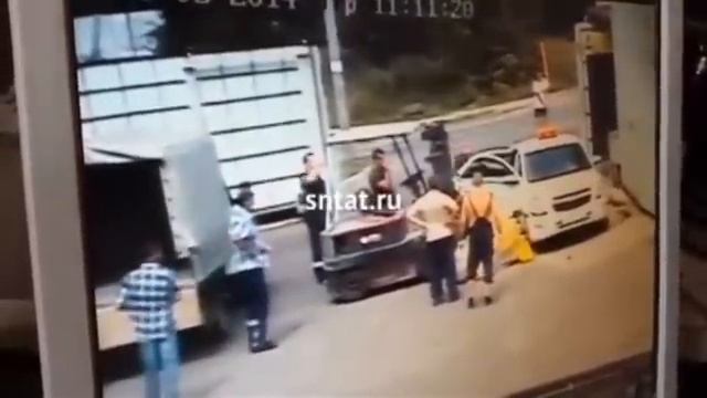 В Казани пьяный таксист напал на сотрудника ГИБДД