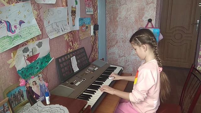 Этюд в исполнении маленькой пианистки.