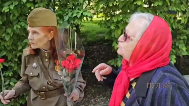 Срочно!В Киеве укрополиция задержала пенсионерку,которая в советской форме приехала возложить цветы!