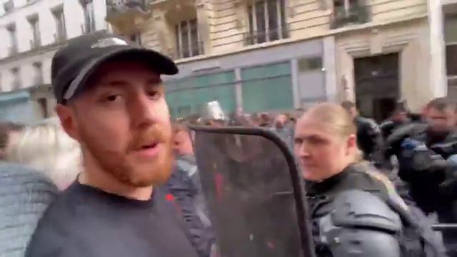 Французская полиция атакует студентов университета Сорбонна в Париже, вышедших на протест