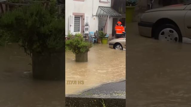 Първото видео е от Милано - в Северна Италия обилните валежи причиниха опустошителни наводнения, път