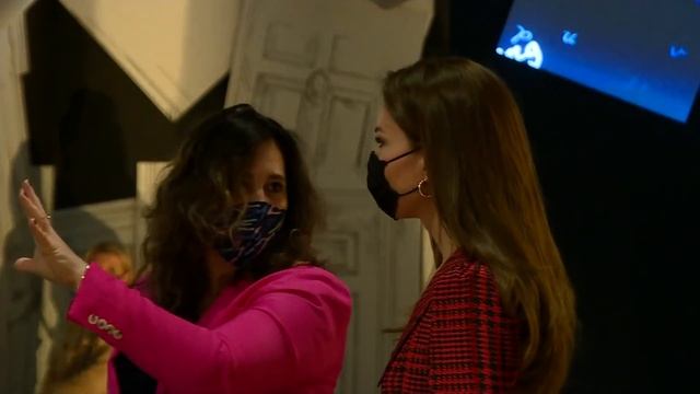 Kate Middleton Tours New Art Exhibit at Victoria and Albert Museum