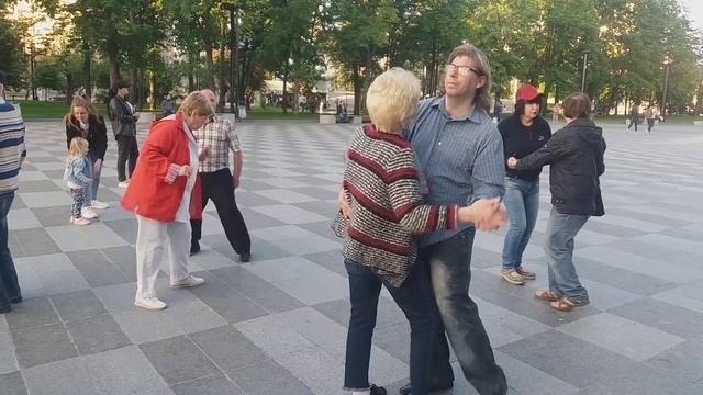 Харьков, танцы у фонтана,"А я ревную тебя!"