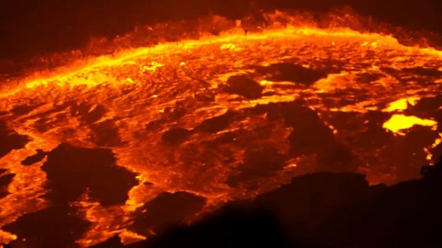 течение лавы в кратере вулкана Эрта але. Эфиопия