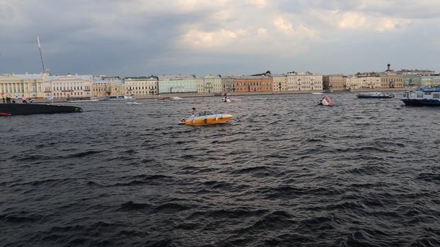 Радуга над кораблями, которые на Неве ожидают день ВМФ. Суббота, 27 июля 2024 г