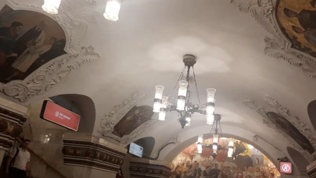 На станции метро Киевская в Москве синей ветки арбатско-покровской линии внутри вестибюля зала