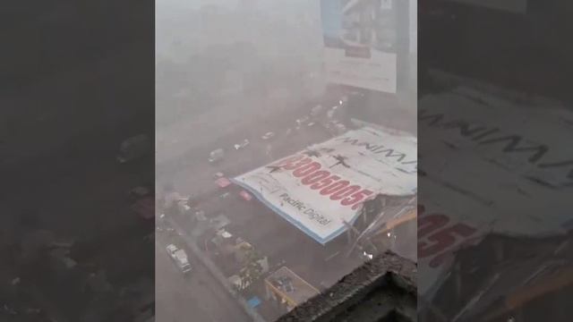 Ветер снёс гигантский рекламный щит в индийском Мумбаи