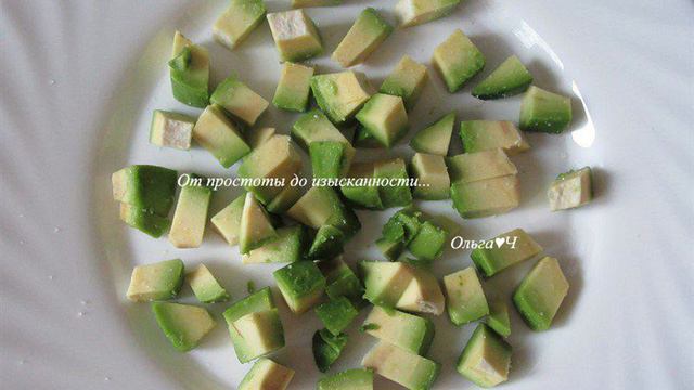 Салат из авокадо и дыни с семечками