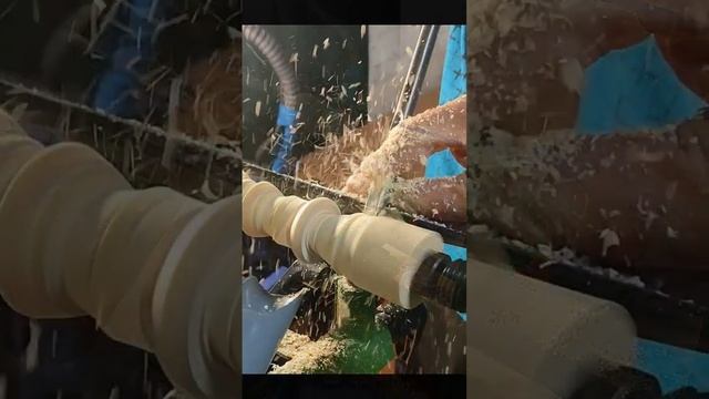 Учусь работать на токарном станке в мастерской.
