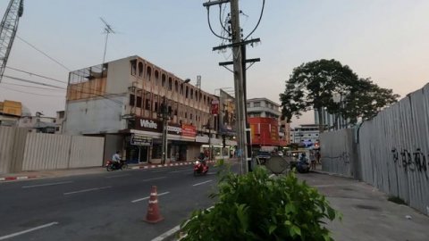 ГОРОД ЛЕДИБОЕВ где НЕТ ТРОТУАРОВ!!! Прогулка по центру курортного города Таиланда