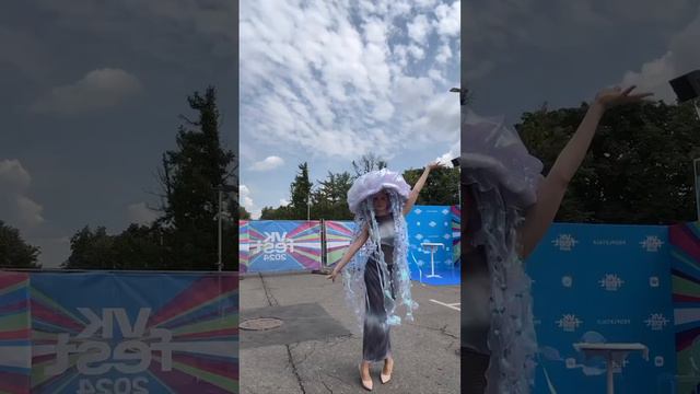 Даша Дошик удивила своим нарядом на ВКфест в костюме медузы #дошик #юмор #vkfest #vkfest2024