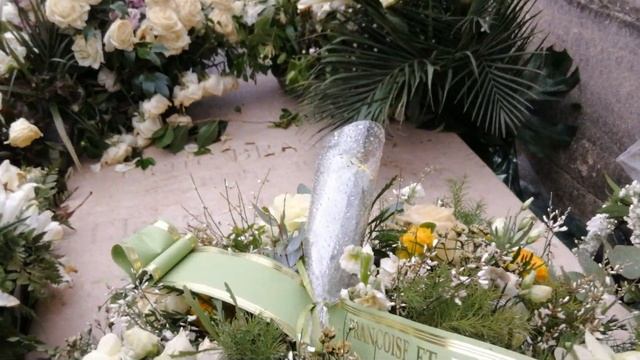 TOMBE DE CLAUDE BRASSEUR AU CIMETIÈRE DU PÈRE-LACHAISE