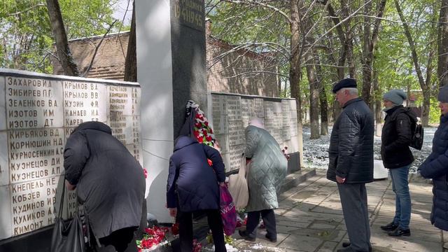 Николай Зубрилин с жителями возложили цветы к мемориалу защитников Родины!