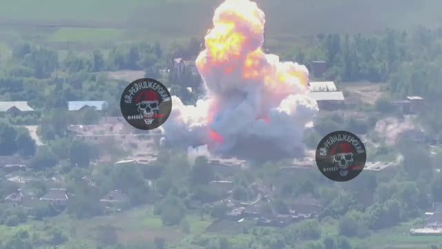 удар «вакуумной бомбой» ОДАБ-1500 по месту дислокации ВСУ в южной части Волчанска.