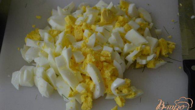 Салат с креветками и яйцами