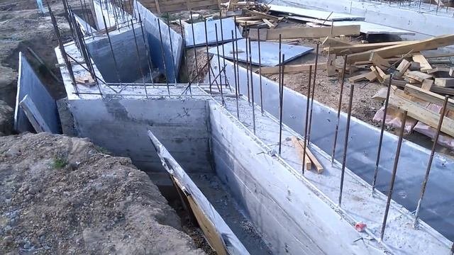 Снимаем опалубку на ленточном фундаменте...